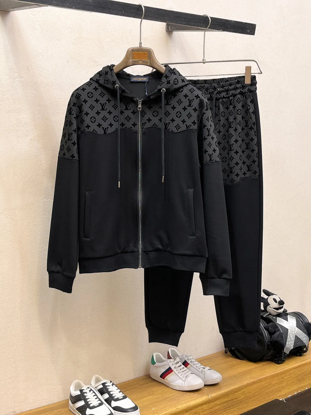 🅿️720 [LV Louis Vuitton] hot-selling suit is coming. Focus on the original version of the official website. 2025 new hot-selling cardigan and sweatshirt suit. The original order is the best. 🇭🇰The meticulous work of top designers. It has a fitting and perfect upper body effect. All-natural high-quality Tencel Roman cotton 100%, close-fitting comfort, noble and elegant! Original hardware embodies elegance and nobility! Counter size: M-3XL (maximum wear up to 190 pounds)